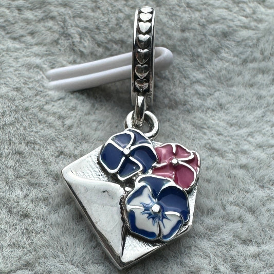 Charm Colgante Sobre De Flor De Pensamiento