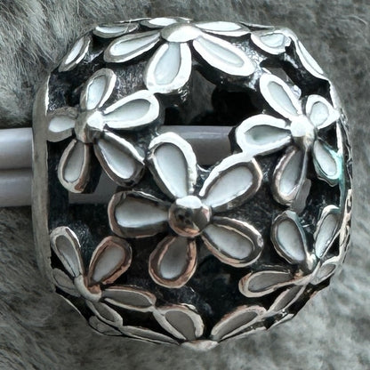 Charm Redondo Flores Blancas