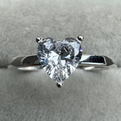 Anillo Solitario Corazón Resplandeciente