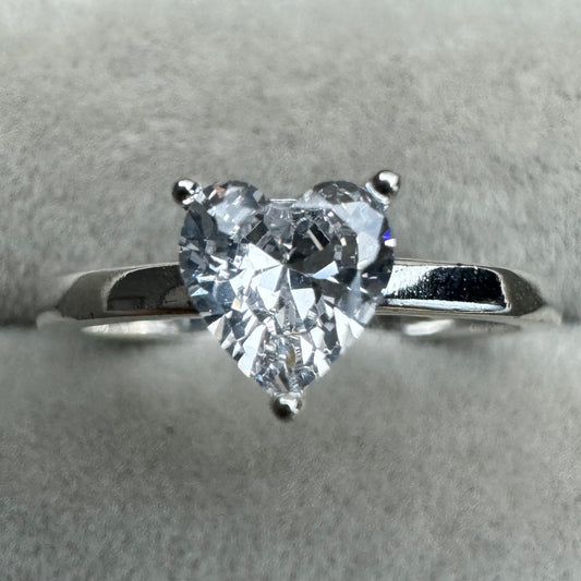 Anillo Solitario Corazón Resplandeciente