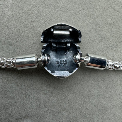 Brazalete Delgado Broche Corazón