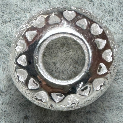 Charm Redondo Calado Con Corazones