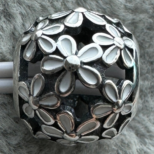 Charm Redondo Flores Blancas