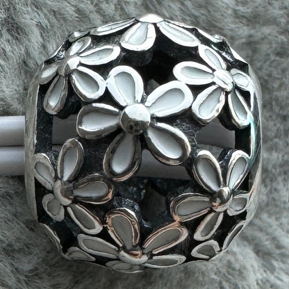 Charm Redondo Flores Blancas