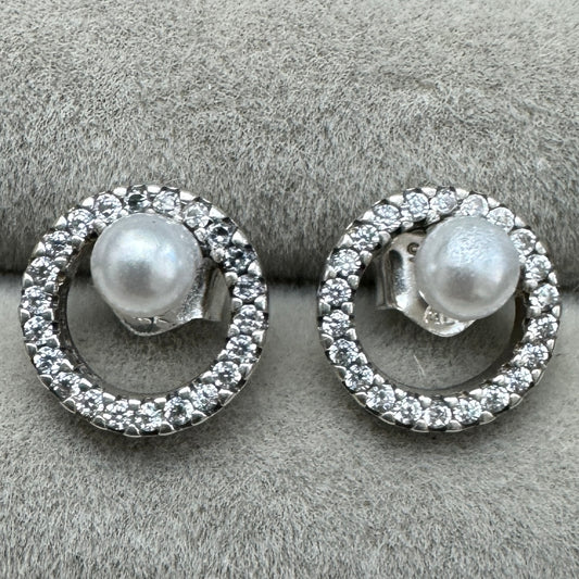 Aretes De Botón Perla Cultivada De Agua Dulce Tratada Y Halo De Pavé