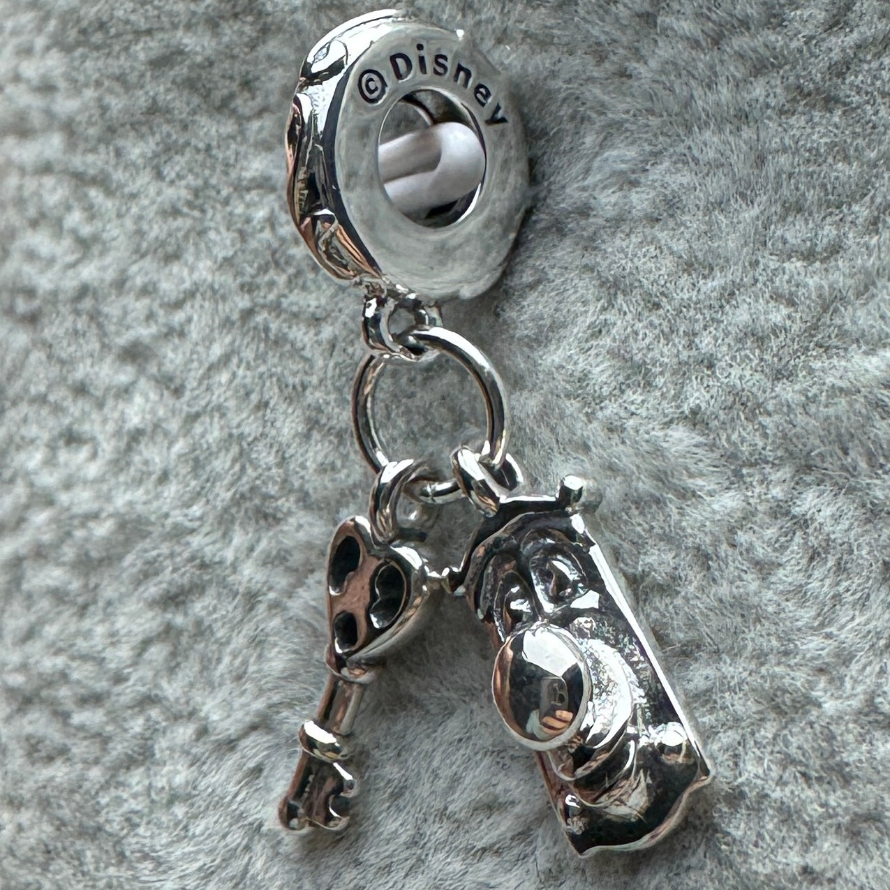 Charm Colgante Doble Llave Y Picaporte Alicia En El País De Las Maravillas Disney