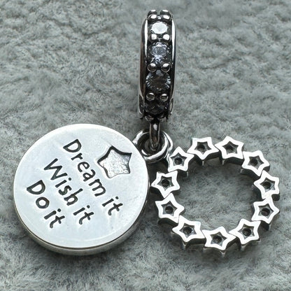 Charm Colgante Doble Estrellas Y Galaxia Dream It, Wish It, Do It