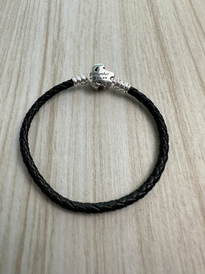 Brazalete De Cuero Negro Cierre Rey León