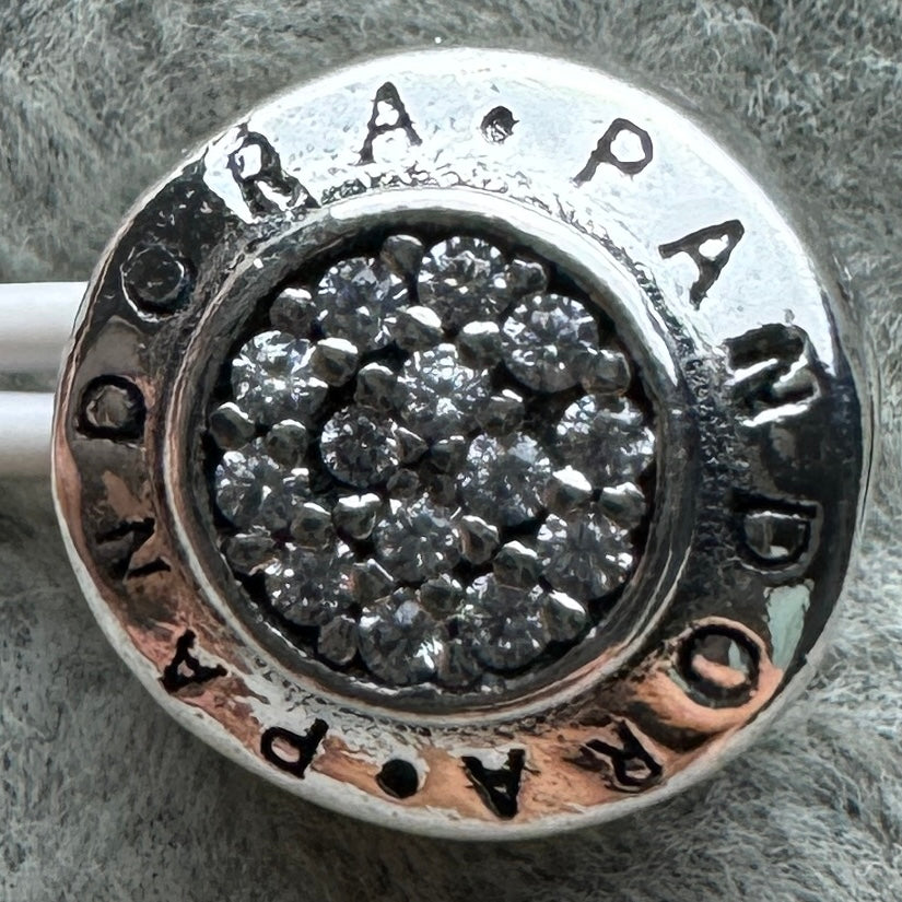 Charm Redondo Logotipo Pavé
