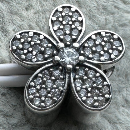 Charm Flor Brillante Transparente