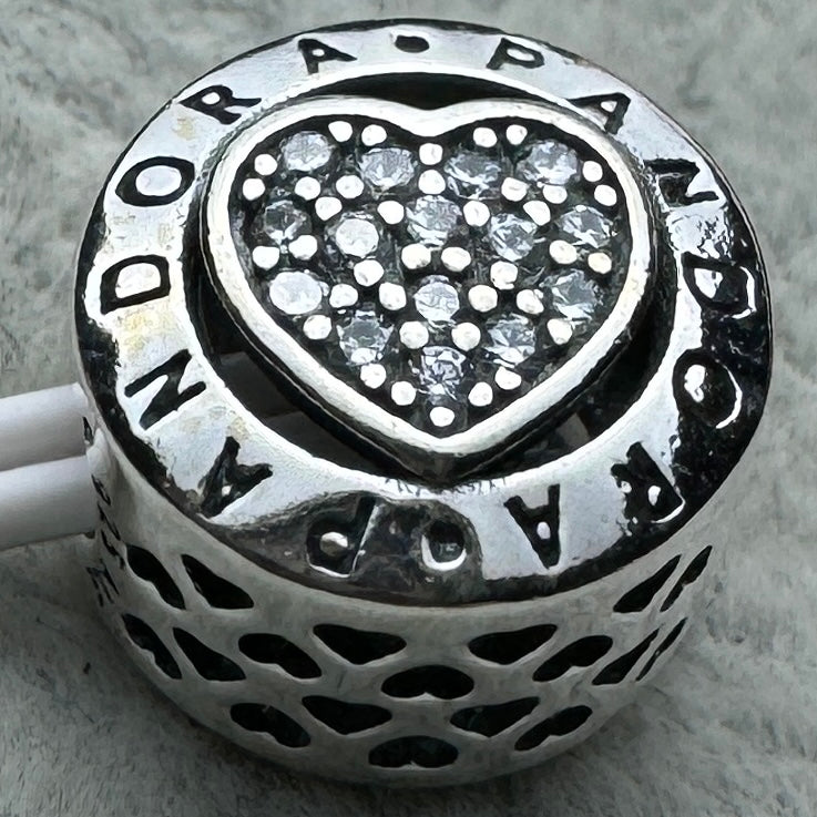 Charm Redondo Con Corazón Logotipo