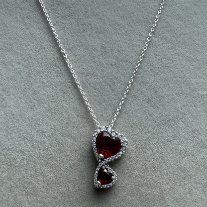 Collar Doble Corazón Rojo Brillante 60 cm (Ajustable A 57 Y 53 cm)