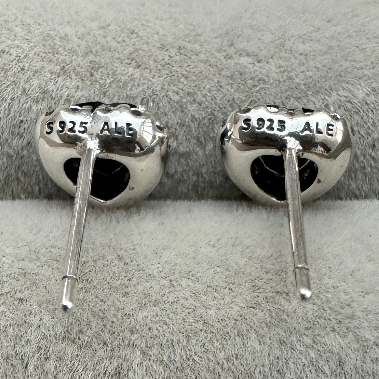 Aretes De Botón Corazón Elevado Negro