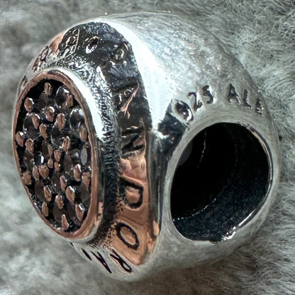 Charm Redondo Logotipo Pavé