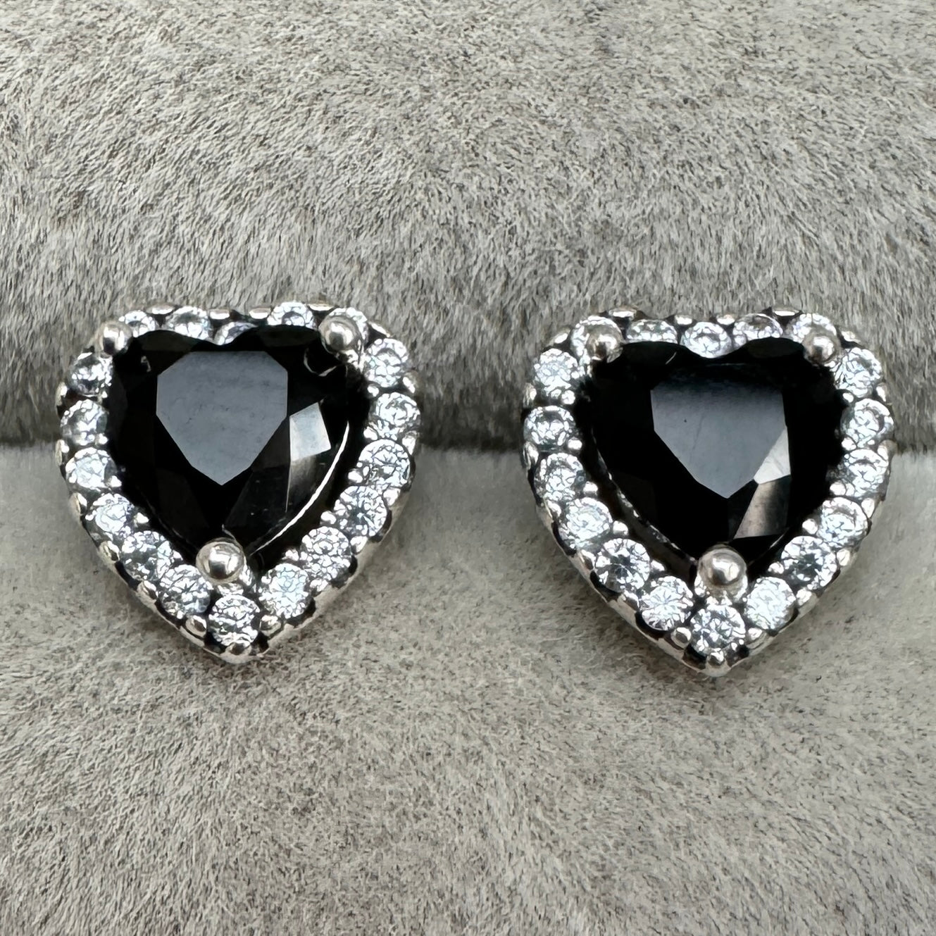 Aretes De Botón Corazón Elevado Negro